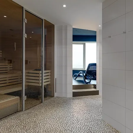 Globana Airport 4*