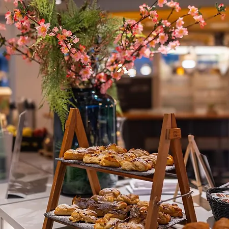 Globana Airport 4* شكويديتس