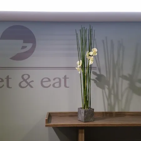 Globana Airport 4* شكويديتس