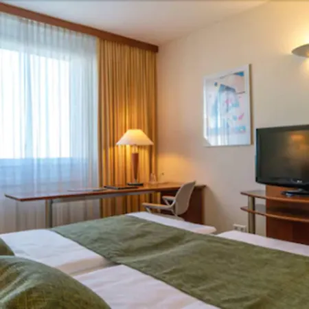Globana Airport 4*