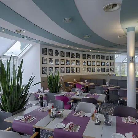 Globana Airport شكويديتس