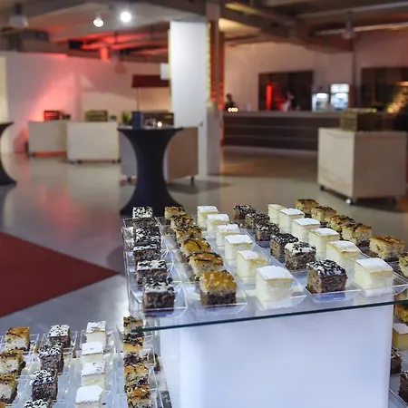 Globana Airport 4* شكويديتس