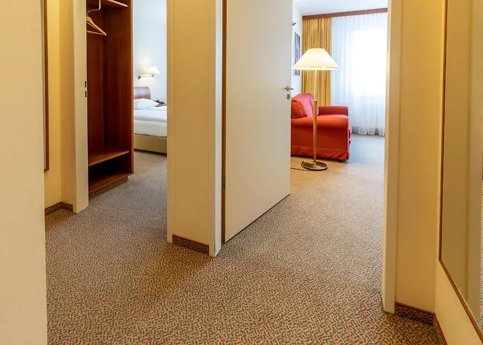 Globana Airport 4* شكويديتس