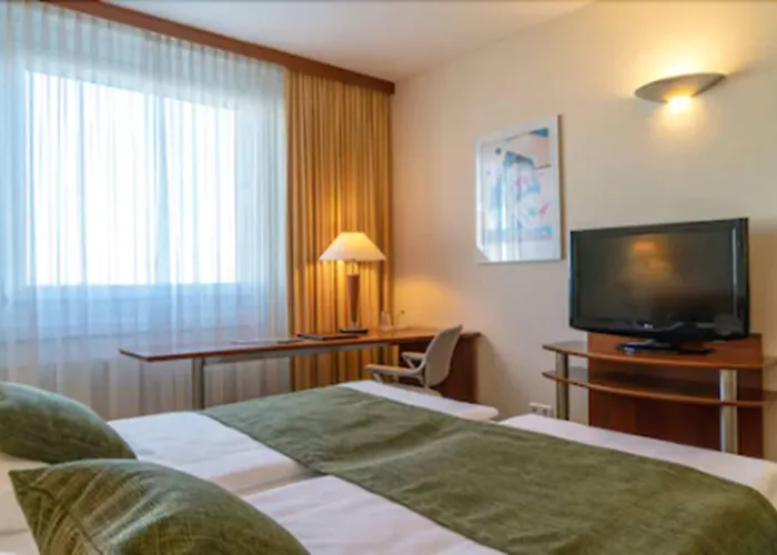 Globana Airport 4*